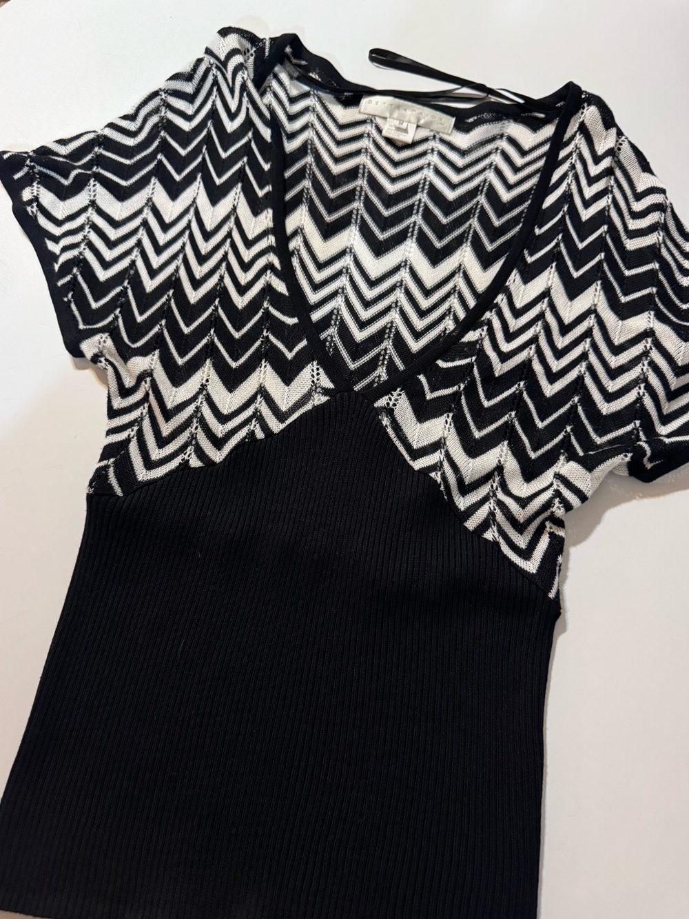 Vintage Bette Paige Black & White Chevron Knit V-Neck Top - Picture 5 of 7